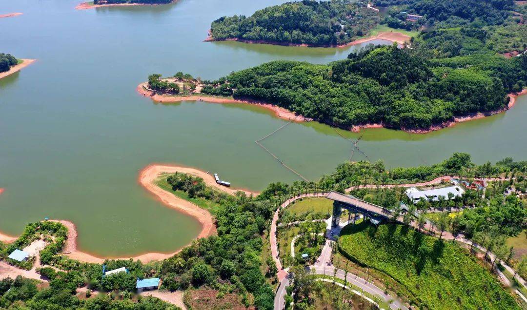 在三岔湖東岸約600米,就是紅谷灣公園城市社區項目.