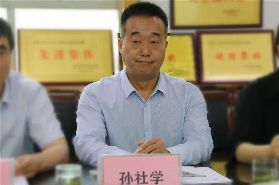 第一初级中学,对该校教师李侠入选"特支计划""青年拔尖人才"进行调研