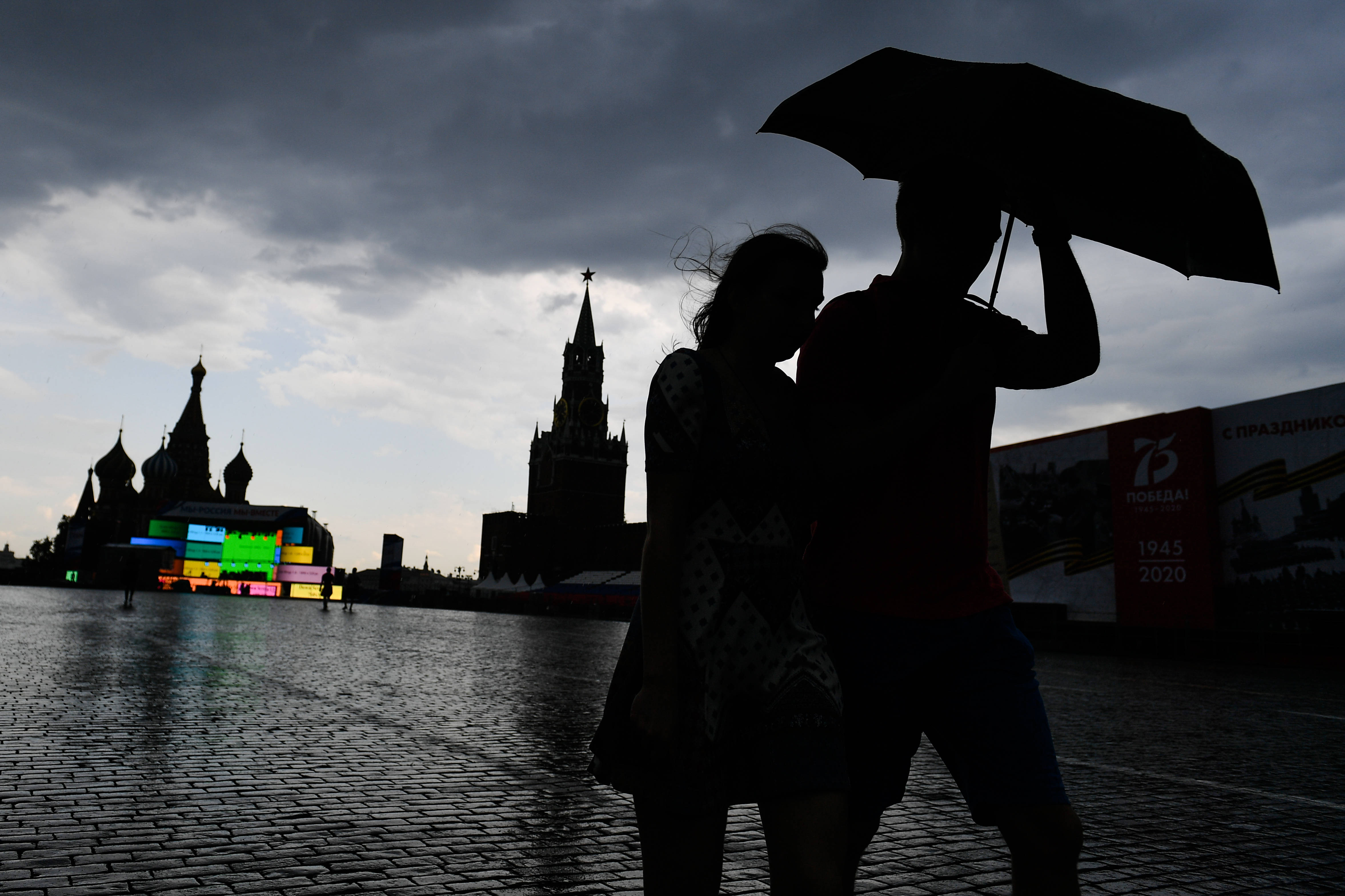 外代,2020年6月11日 6月10日,在俄罗斯莫斯科,人们打伞走在雨中