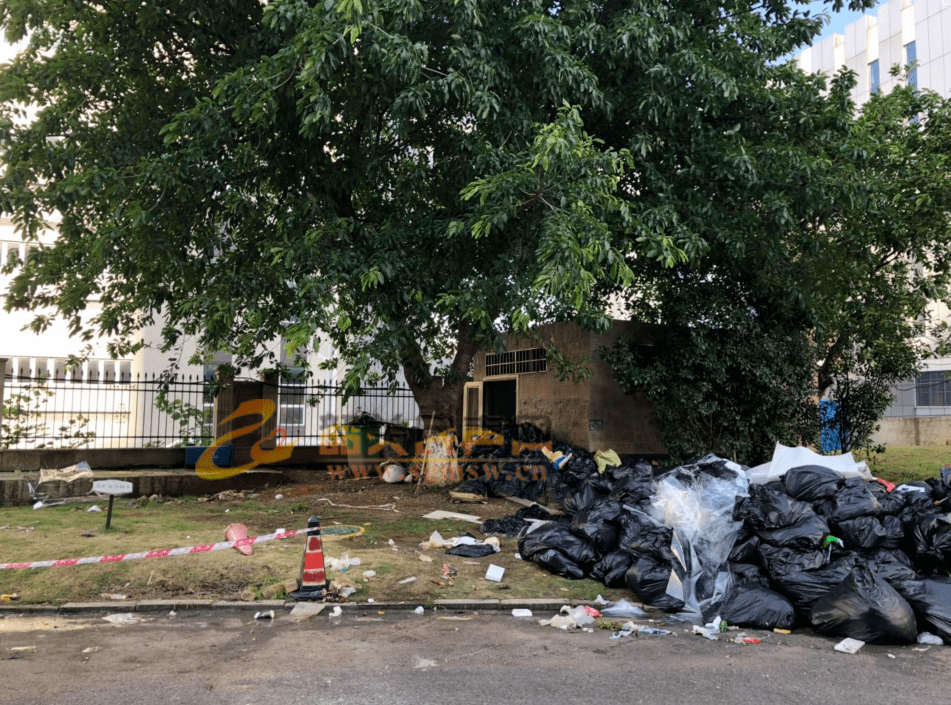 新民路一小区路边垃圾成堆,散发出阵阵恶臭