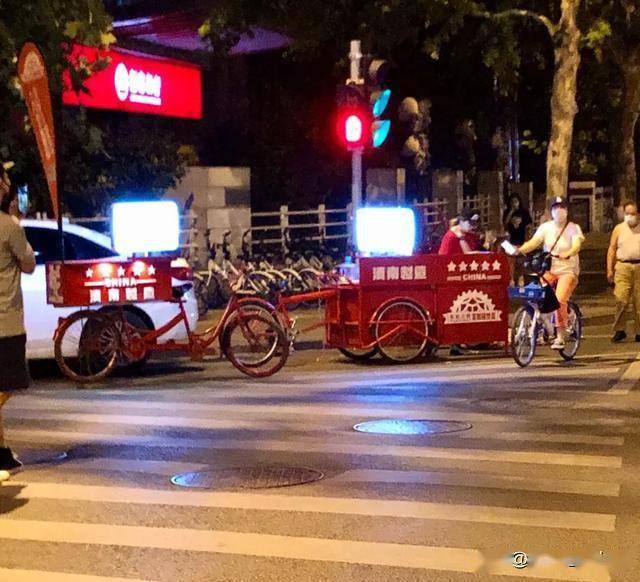 济南夜晚的街头多了个可爱滴袋装奶茶三轮车