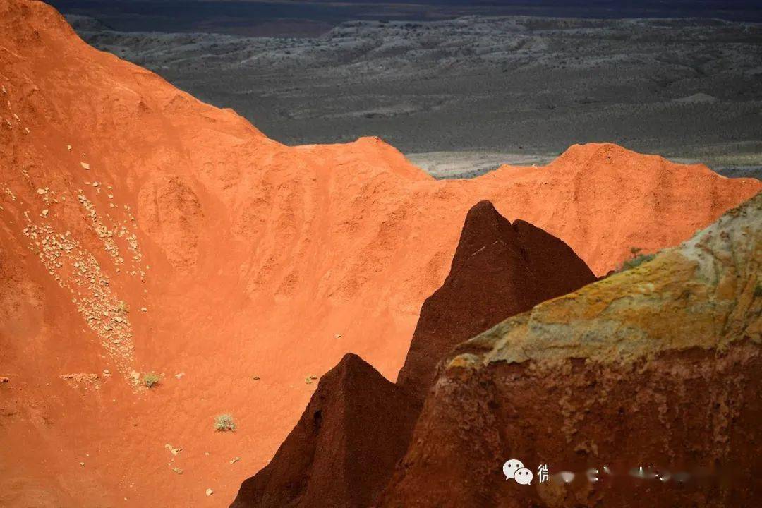 也叫腦木更山,坐落在內蒙古烏蘭察布市四子王旗北部,當地人稱