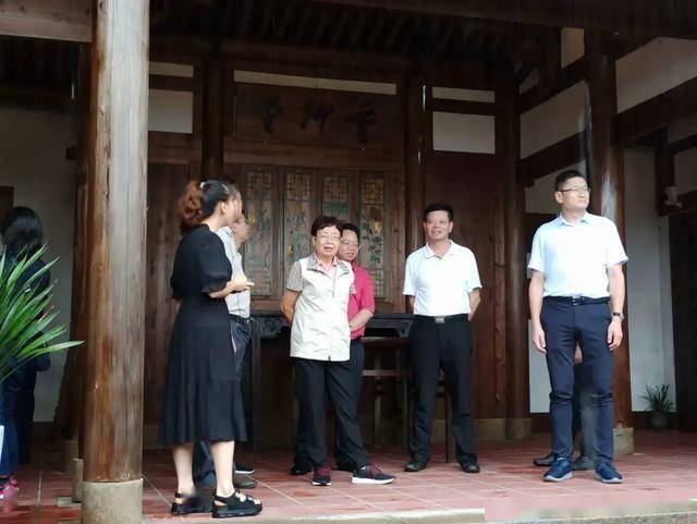 泉州市老干部傅圆圆一行到吾峰镇梁披云梁灵光纪念馆参观调研