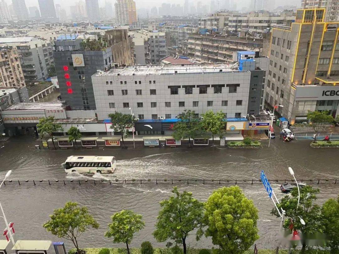 徐州開啟看海模式致敬暴雨中的最美逆行者