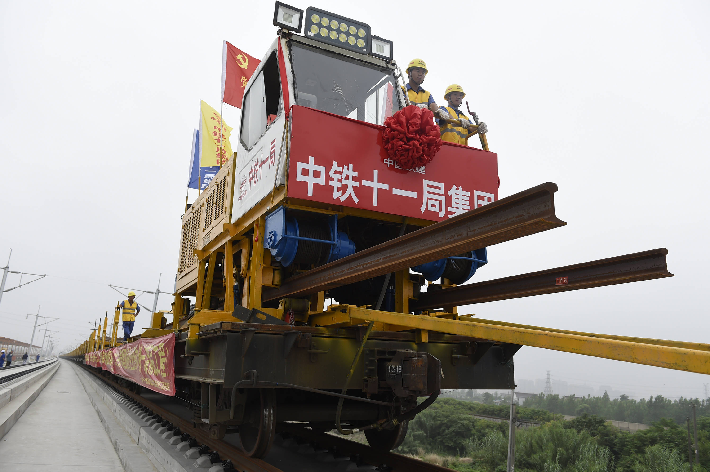 盐通高铁开始全线铺轨