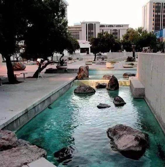 如抱角,镶隅是为了减少墙角线条平板呆滞的感觉而增加自然生动的品照