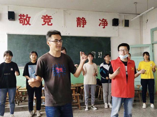 共青团皋兰县委携手甘肃彩虹公益社春蕾计划走进皋兰一中