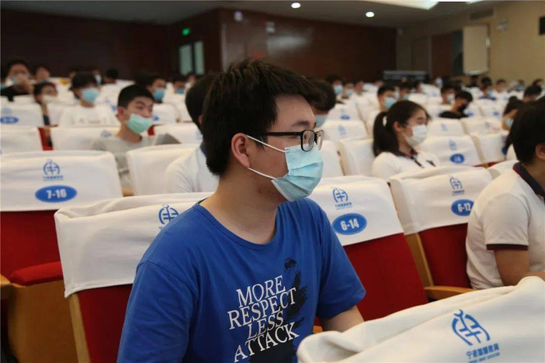 童怀多老师童怀多老师最后发言,他让同学们说出自己的高考理想,并和
