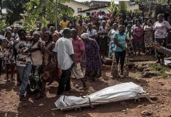 埃博拉病毒的传播方式是(通过破损皮肤或粘膜)直接接触:埃博拉患者的