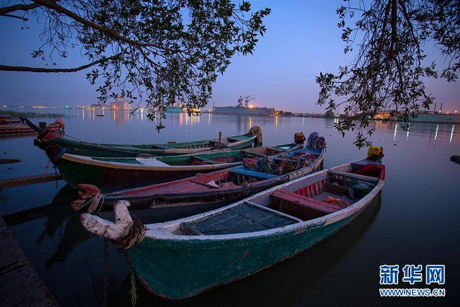 伊拉克:黄昏时分渔船靠岸停泊 画面静美