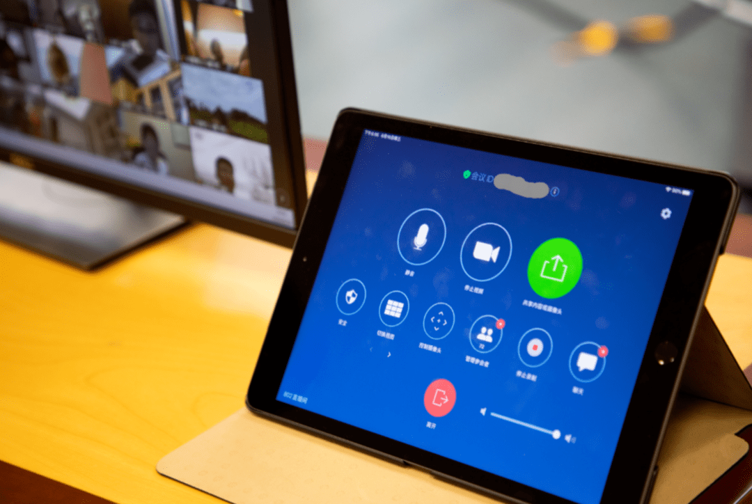 我通常是用一个pad上课,一台笔记本电脑看讲义和记笔记,学起来还是挺