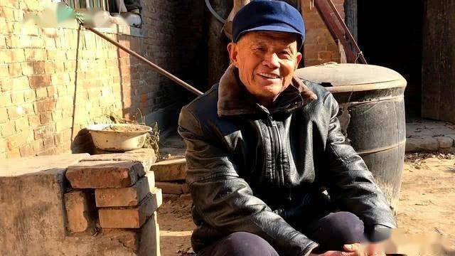 李大爷说:"我想住养老院,不想给孩子添加负担,和老伴单独住就好.