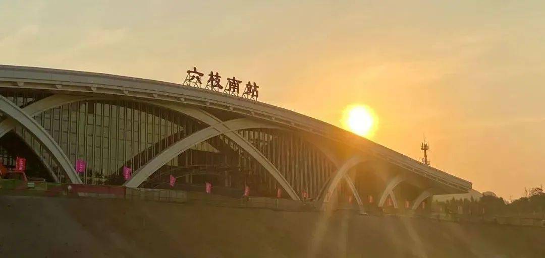 长箐站:位于六盘水市六枝特区郎树根村,距离六盘水市中心城区约60km