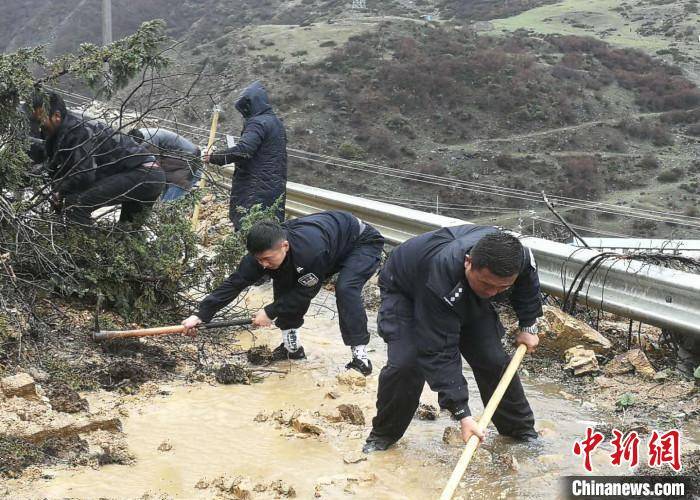 (何蓬磊 郑琦山 李海浪)日前,受持续强降雨天气影响,西藏山南市错那县