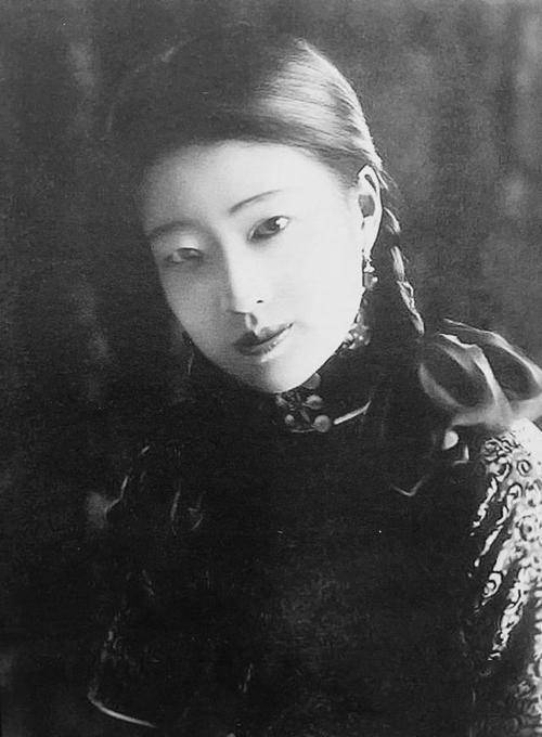 居住在北京皇宫,保留清室帝号的大清国末代皇帝溥仪,已是16岁了