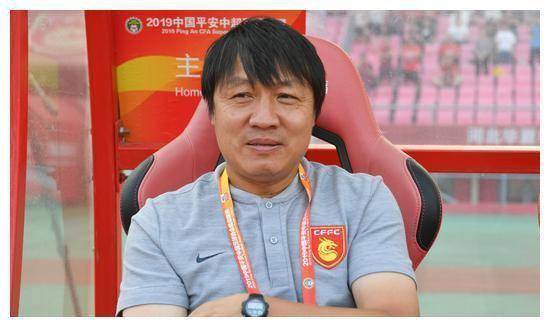 他,就是现任河北华夏幸福足球队主教练的谢峰.