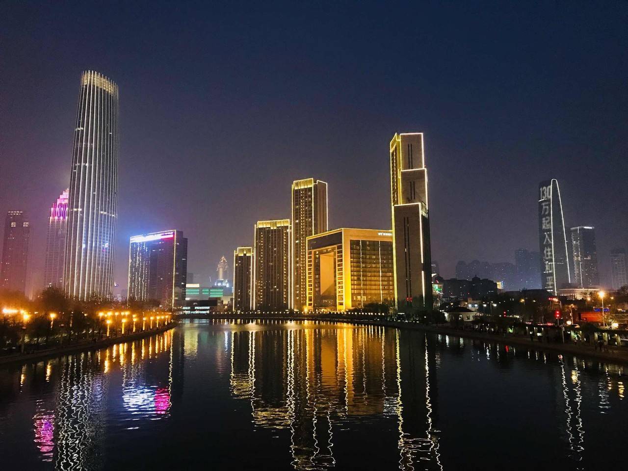 滨江道商业街是天津市最繁华的商业街之一