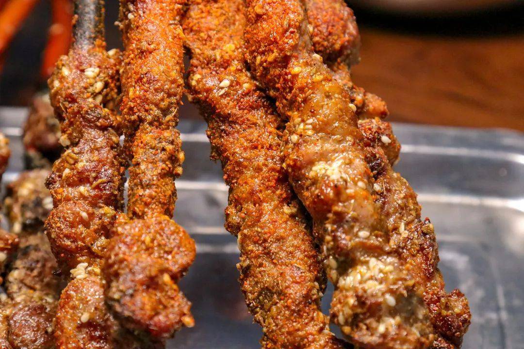 超级满足 02 烤面筋 烤面筋也是烧烤经常点的之一  他家的面筋个大