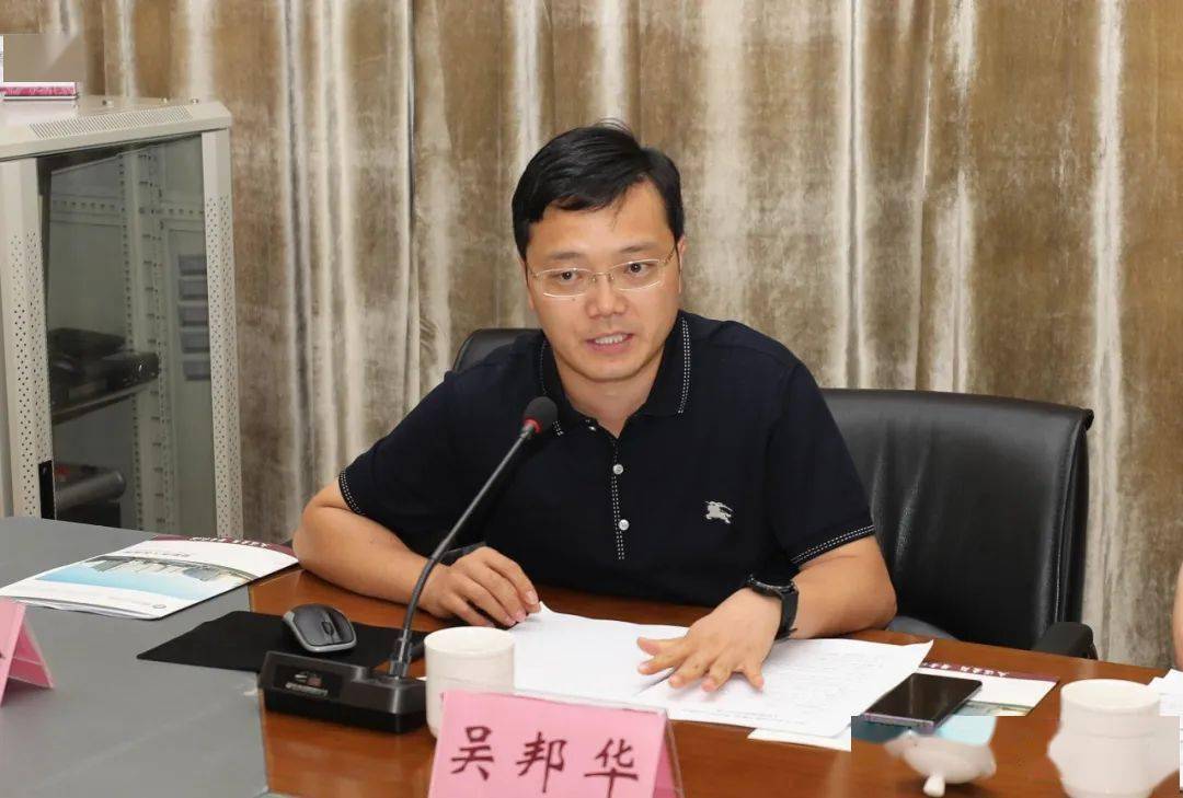 副院长陈忠军向来宾介绍了医院及4个专科情况.