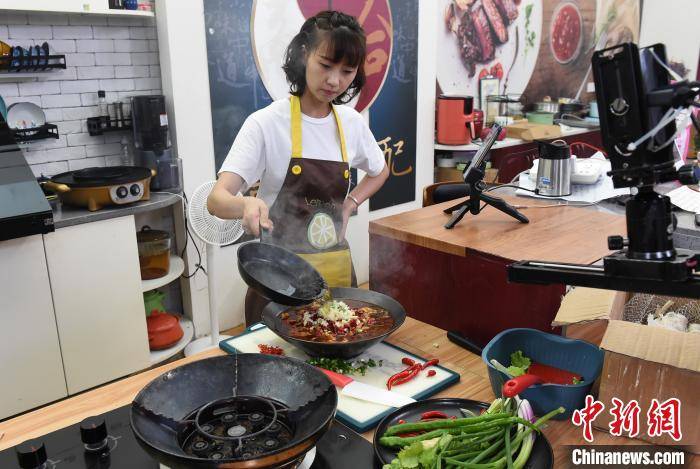 图为主播用各种农产品现场制作美食带货. 周毅 摄