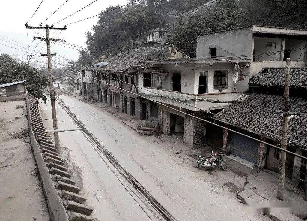 川湘公路老照片民国二十五年(1936年),修建"川湘公路"通过万盛场时