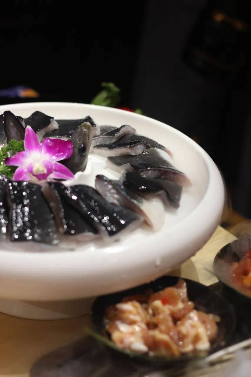 真活烤鳗鱼现杀现烤吃货必点白烧鳗鱼直击灵魂的鲜美