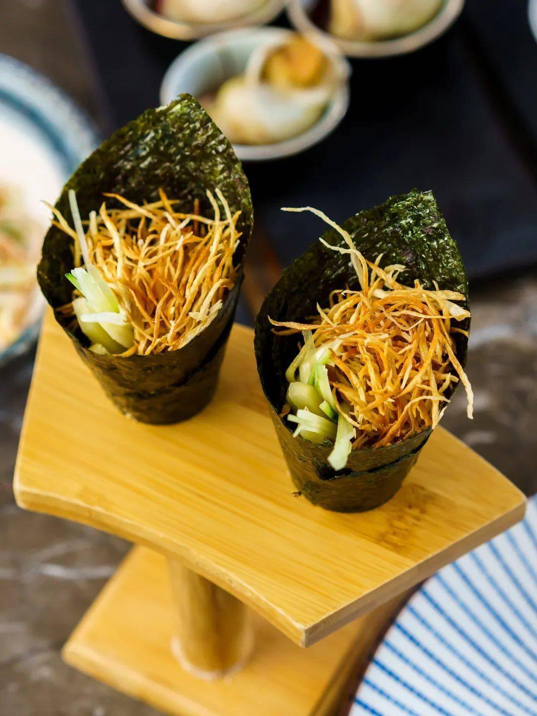 重磅推荐三文鱼特色焗卷和一本魅烈焰海老卷,两款寿司用料十足,烈焰海