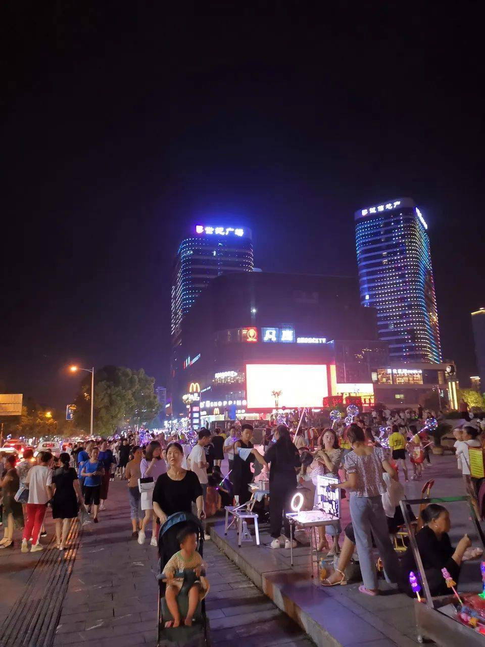 吉首世纪广场可以摆摊了晚上出去逛一圈好热闹