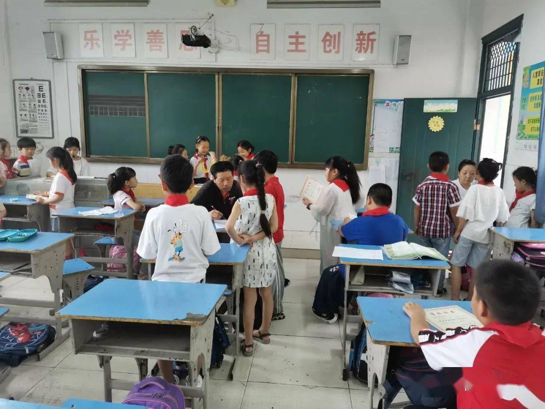 诗韵飘香滋养童心湖光小学开展古诗文考级活动