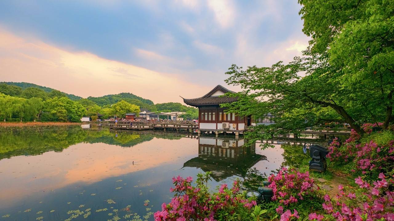 西湖位于浙江省杭州市西湖区龙井路,景区总面积49平方千米