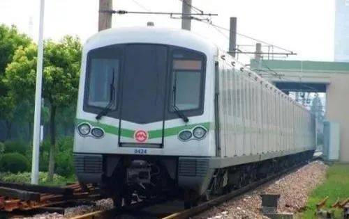 小青鲶鱼)" 兄弟"同行上海地铁第5000辆列车准备出发!
