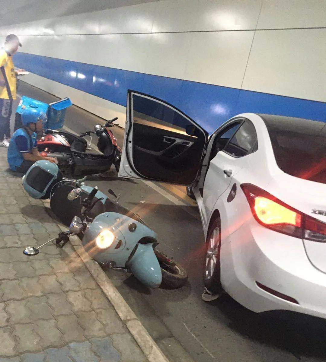 广西一街口发生惨烈车祸!轿车疯狂撞车!1人当场死亡多人受伤