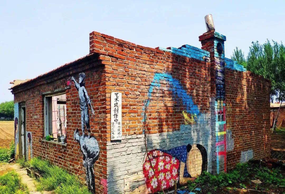 由于红砖墙壁表面凹凸不平