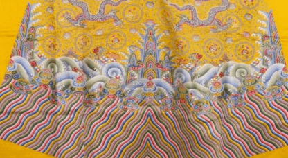 牌尾做仿古海浪纹,牌头为圆弧扇形,背面无饰,寓意海纳百川,吉福永寿