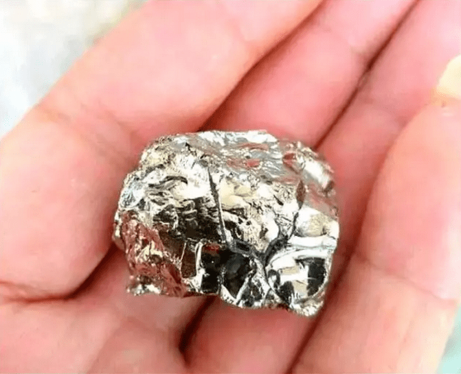 全球最贵的石头2亿只能买1克认识一下万一路上看到