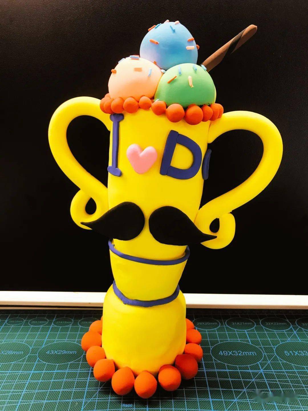 二期艺启生活线上课特别策划:教小朋友用黏土给爸爸做一只金色的奖杯