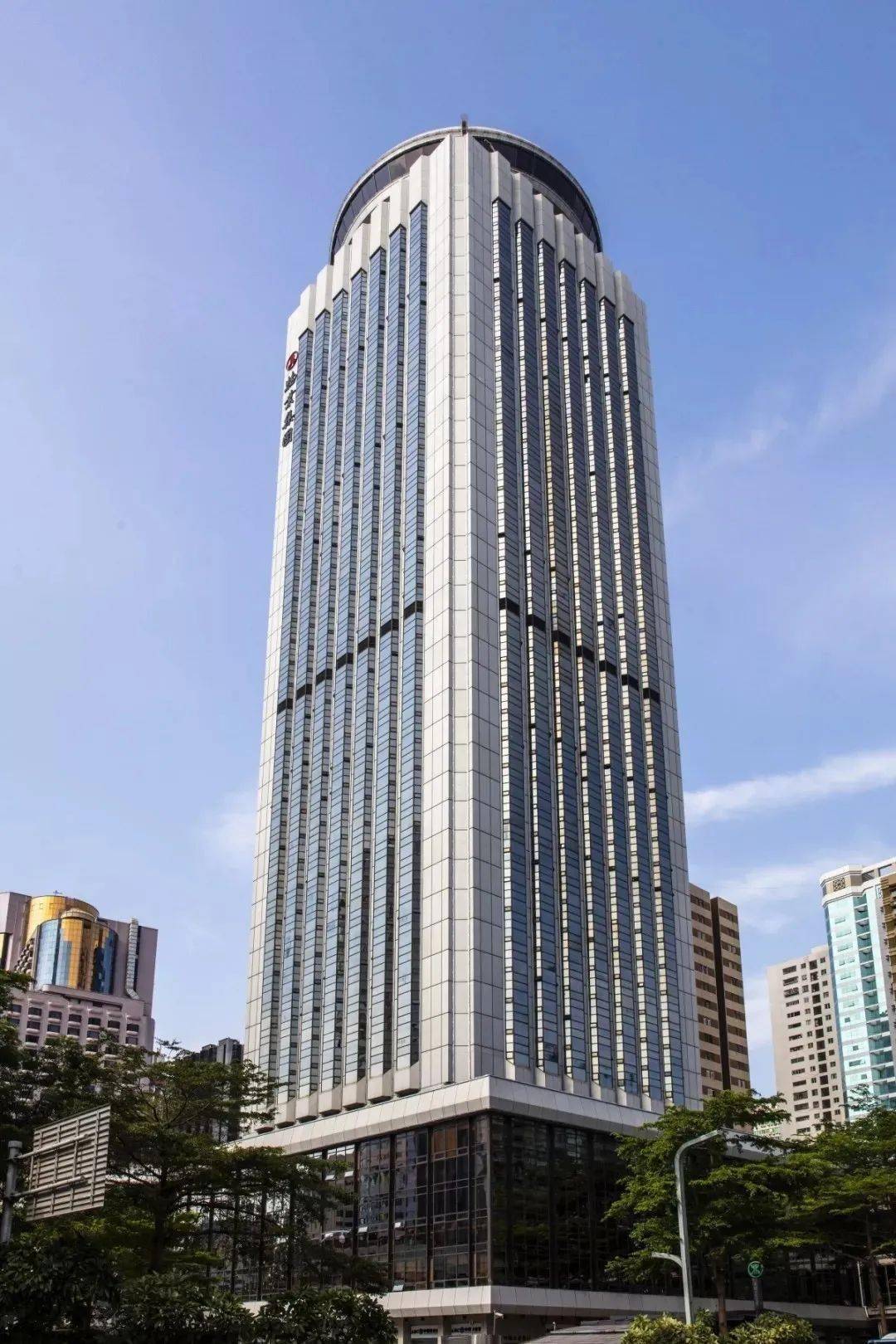 罗湖就是深圳,以至于各种高楼大厦都一股脑扎进了罗湖