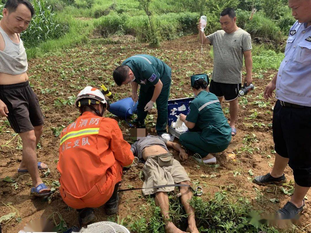 贵州松桃一男子苕洞取红薯差点酿成惨剧