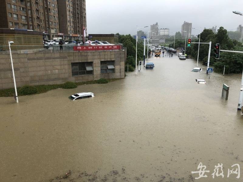 合肥遭遇暴雨局地内涝,一购物中心附近道路多辆汽车被淹