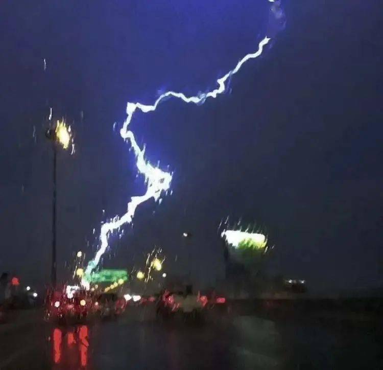 头条狂风暴雨电闪雷鸣屋顶被掀电线杆大片倒伏昨晚栟茶经历了什么