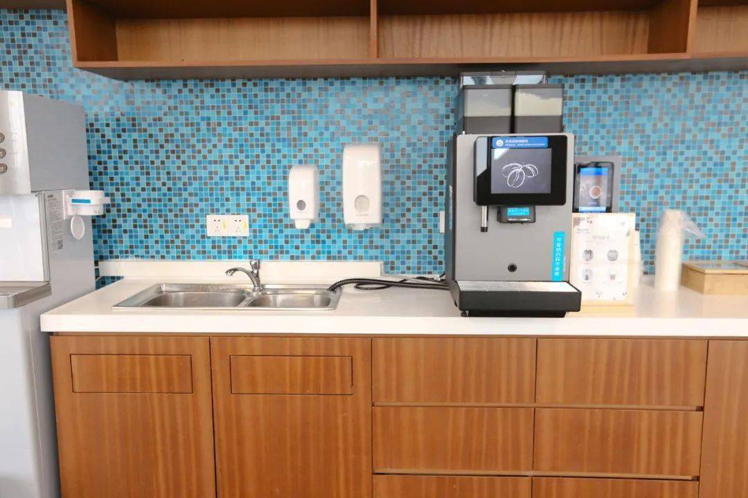 鹅厂的热可可奶泡 一直是诸多腾讯人的心头好 在茶水间还有咖啡无