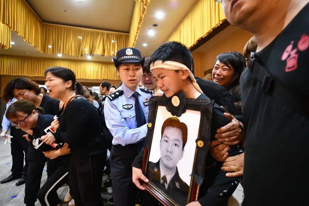 警魂永在,不言再见!深切哀悼因公牺牲民警李华同志