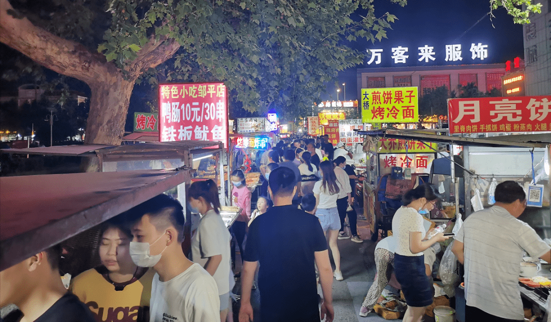 护航夜市经济这里的人间烟火气你摆摊我守护