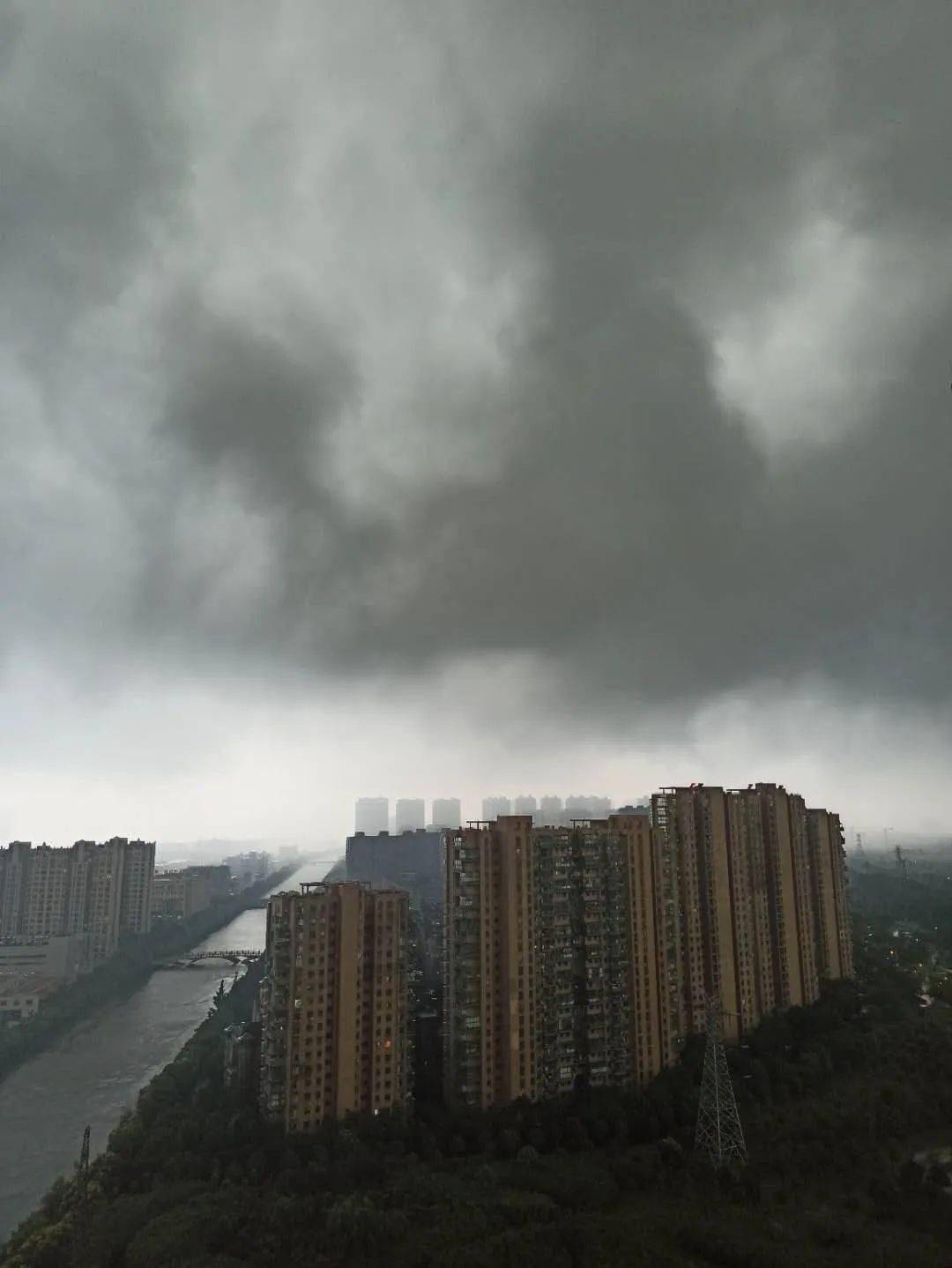 雷电黄色预警,暴雨橙色预警"轰隆隆"哗啦啦,网友:我在哪?我是谁?