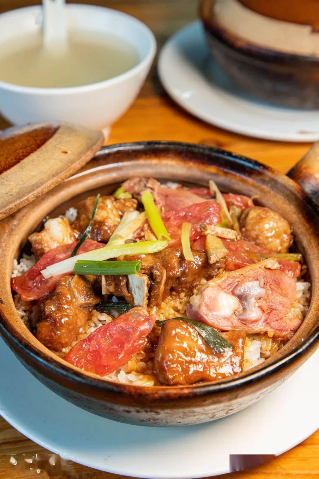 ① 腊味排骨煲仔饭