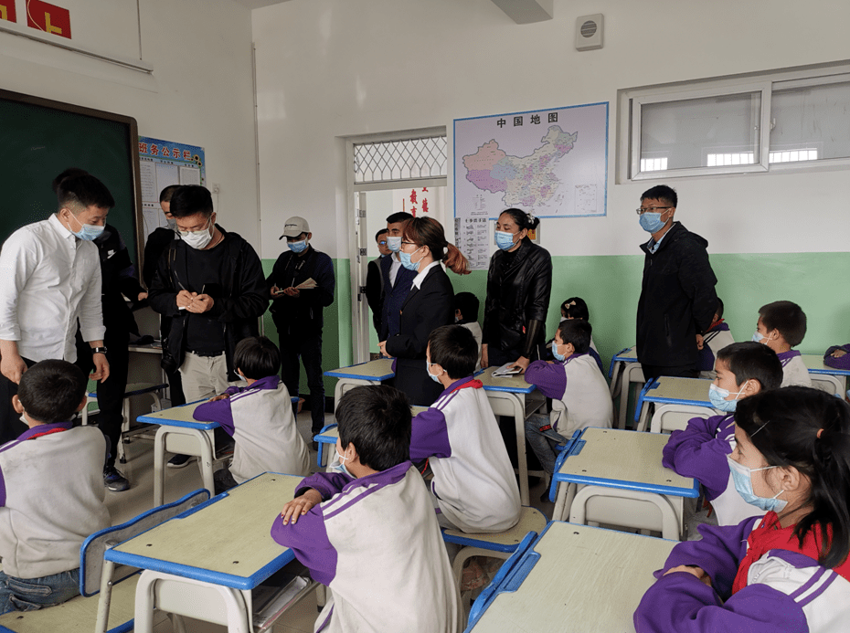 疏勒县八一爱民小学数学教师宁亮在介绍智慧课堂设备和班班通设备据