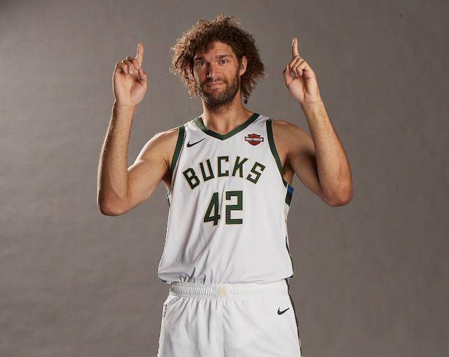 替补席里的防守支柱丨罗宾洛佩兹雄鹿季后赛征途的重要一环