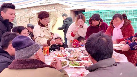 农村添丁吃满月酒一桌600元很丰盛村里老少都来凑热闹