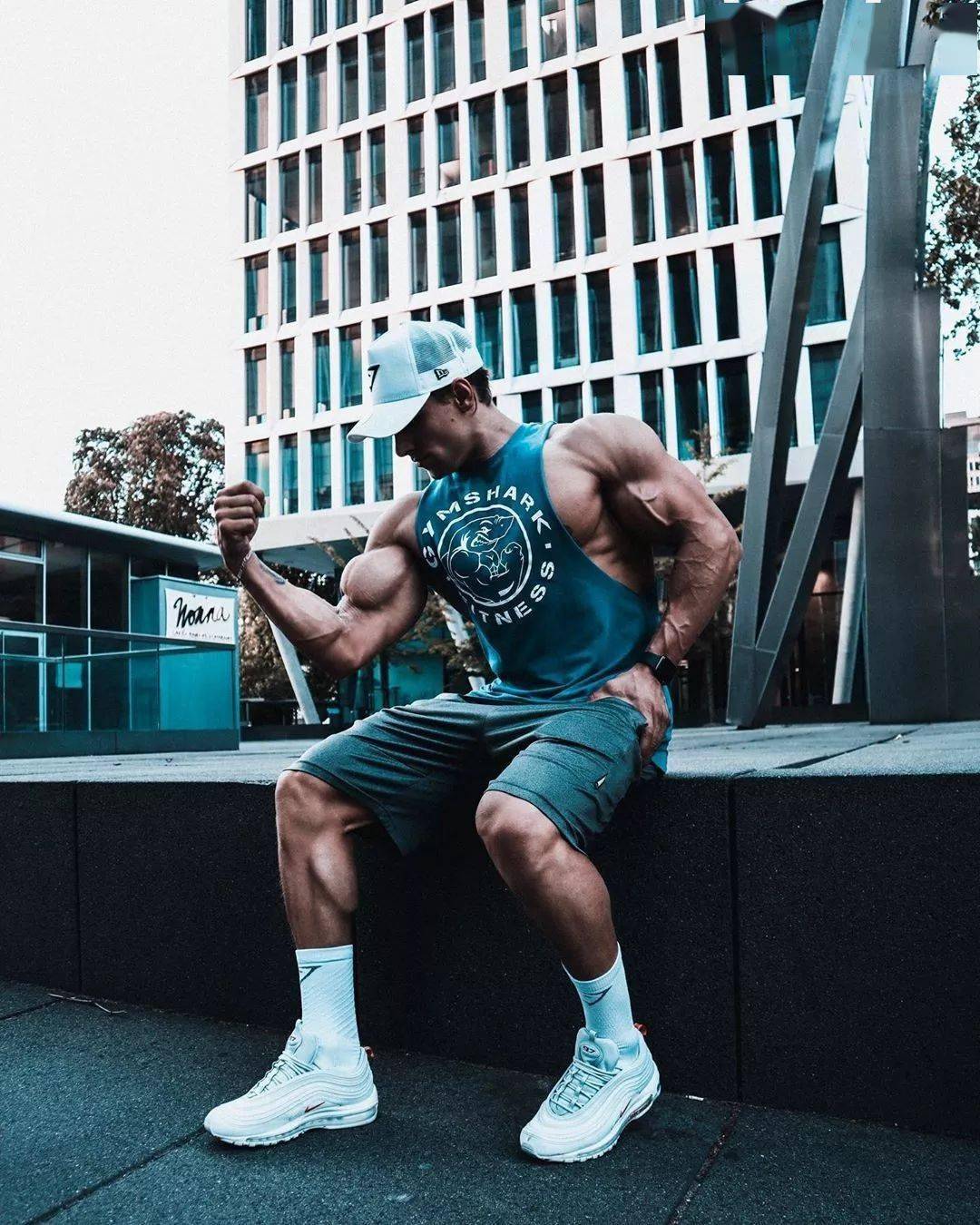 臂围45cm,二头肌似小山包的猛汉奶爸,还自带肌肉抽筋绝活!_手臂