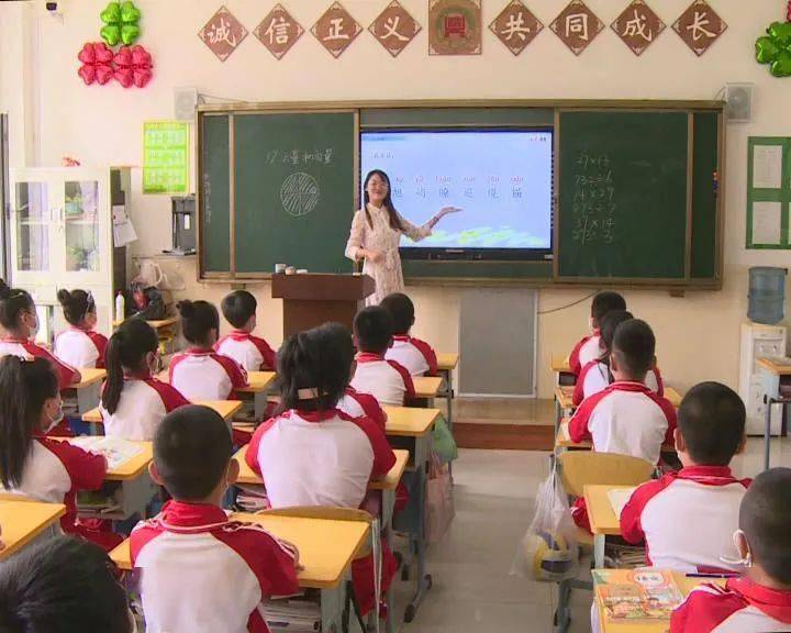 倪彤研究生毕业就来到了鲅鱼圈区信义小学任教,她告诉记者,班里的学生